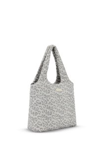 Sac fourre-tout réutilisable à imprimé léopard gris et blanc, avec des poignées rembourrées et une petite étiquette rectangulaire à l'avant.