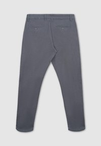 Pantaloni grigi con tessuto texture, due tasche posteriori con chiusure a bottone e un design a gamba affusolata.