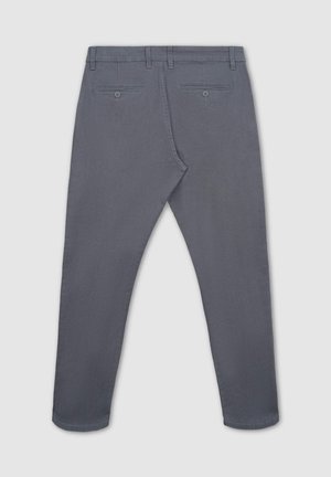 Pantaloni grigi con tessuto texture, due tasche posteriori con chiusure a bottone e un design a gamba affusolata.