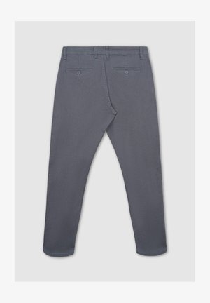 Pantaloni grigi con tessuto texture, due tasche posteriori con chiusure a bottone e un design a gamba affusolata.