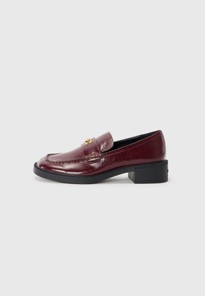 Mocassins en cuir bordeaux à texture brillante, avec un bout arrondi et un petit talon carré. Comprend un détail en métal doré sur le dessus.