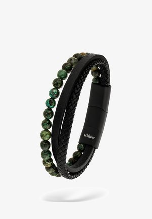 Schwarzes Leder- und geflochtenes Armband kombiniert mit grünen Marmelperlen, ausgestattet mit einem schwarzen Magnetverschluss, der mit "s.Oliver" graviert ist.