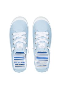 Jasnoniebieskie skórzane sneakersy z białymi sznurówkami, srebrnymi oczkami i paskami w niebieskie i białe na wkładkach. Okrągły czubek i gumowe podeszwy.