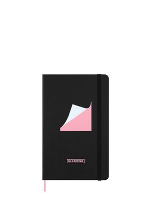 Quaderno con copertina rigida nera con elastico, design dell'angolo piegato rosa e bianco e logo "BLACKPINK" rosa sulla copertina anteriore.