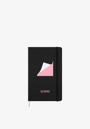 Quaderno con copertina rigida nera con elastico, design dell'angolo piegato rosa e bianco e logo "BLACKPINK" rosa sulla copertina anteriore.