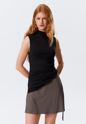DRAPED FITTED - Pamata T-krekls - black