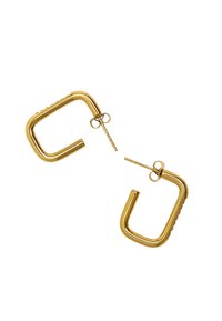 Złote kolczyki w kształcie kwadratu z plecakiem montażowym i zapięciem w kształcie motyla, przedstawione na białym tle.