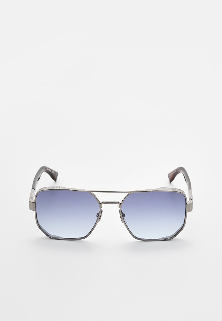Silverfärgade metallsolglasögon med en vinklad ram och gradientblå linser. Skalmarna har texturerade detaljer för grepp och stil.