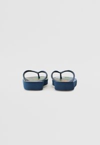 Jūras spēku čības ar plakaniem zoliņām un sirds formas siksnām. Iespējamā krāsainā zoles dizains ar rakstiem. Izgatavotas no gumijas materiāla.