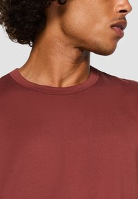 Champion TECH CREWNECK QUICK DRY - T-skjorte til trening - dark brown