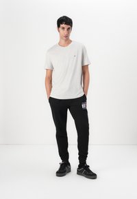 Tommy Jeans SLIM FLAG - Tepláky - black