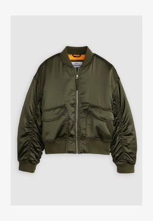 Oliivroheline bomberijakk, mis on valmistatud satiini kangast, virnaga ees ja soonikkoes mansetid, ning kaks eesmist taskut. Asetatud oranzh vooder.