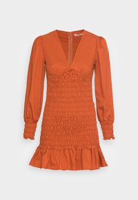 Vestido laranja de mangas compridas com decote em V profundo e corpete franzido. Apresenta uma bainha com babados e punhos elásticos. Fecho com zipper nas costas.