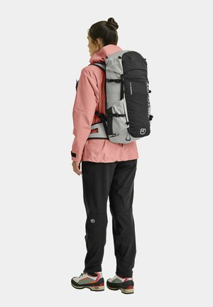 Rucksack mit einem Schwarz-Grau-Farbschema, ausgestattet mit mehreren Fächern, verstellbaren Riemen und einem robusten Material für den Einsatz im Freien.