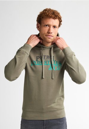 Olijfgroene hoodie met een groot bedrukt logo in het blauw. Voorzien van een capuchon met trekkoord en ribgebreide manchetten. Gemaakt van zacht, comfortabel materiaal.