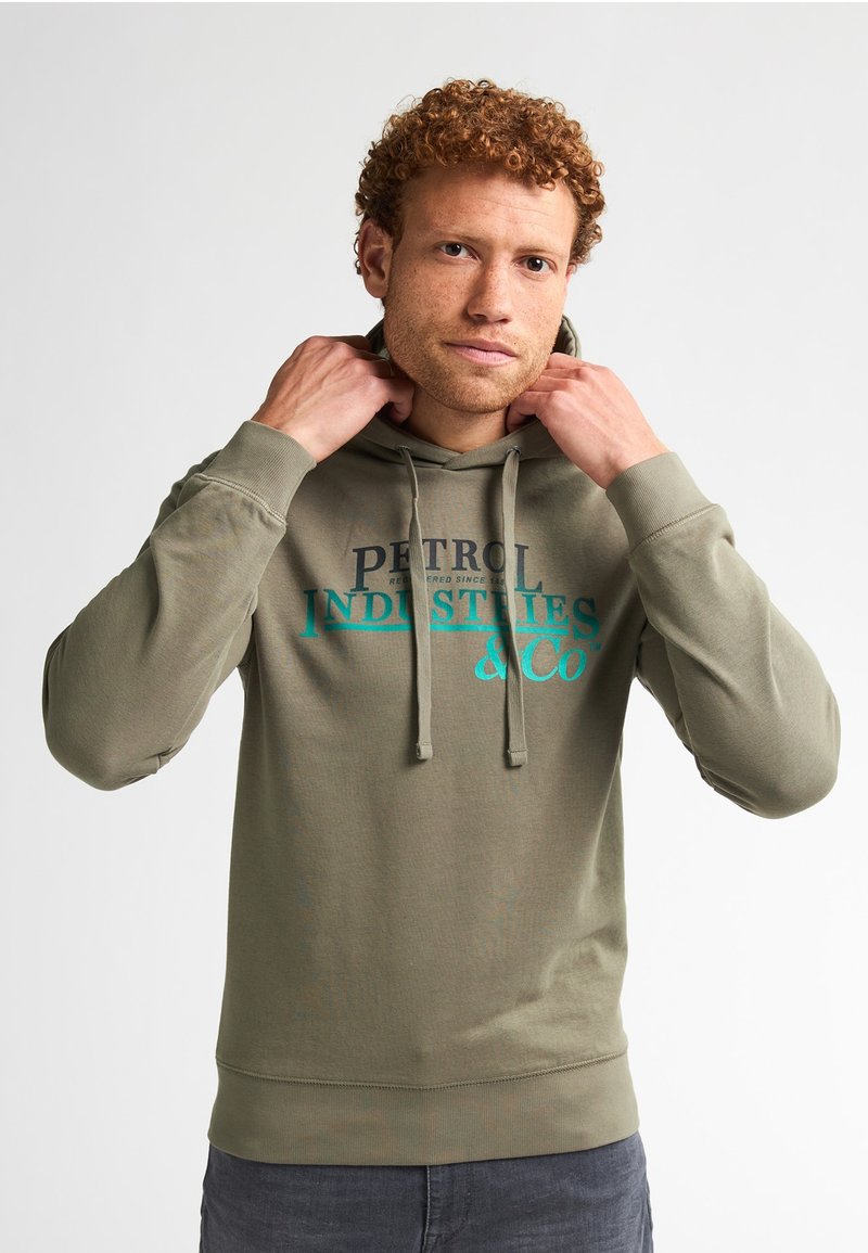 Felpa verde oliva con un grande logo stampato in blu. Presenta un cappuccio con cordino e polsini a coste. Realizzata in materiale morbido e confortevole.