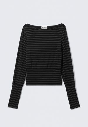 Top noir à manches longues avec fines rayures grises horizontales, encolure bateau, taille ajustée et poignets allongés de la marque Weekday.
