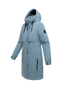 Gai zilgans parka ar kapuci, priekšējiem rāvējslēdzējiem un spiedpogām. Iekļautas melnas saites, sānu kabatas un logo plāksteris uz piedurknes.