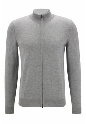 Grijze zip-up sweater van zacht materiaal met een hoge hals. Heeft ribgebreide cuffs en zoom, met een klein logo op de borst.