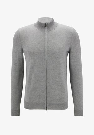 Pull en zip gris en tissu doux avec col haut. Présente des poignets et un ourlet côtelés, avec un petit logo sur la poitrine.