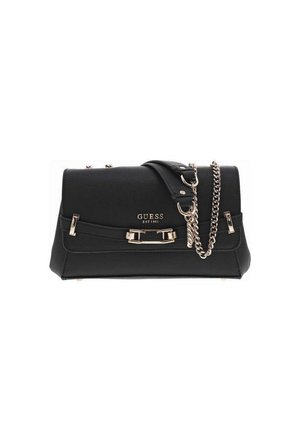 Borsa a tracolla in pelle nera con dettagli in oro, tracolla a catena, design strutturato, pattina frontale e logo impresso. Nota il dettaglio della tracolla decorativa.