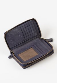 Marine leren portemonnee met een ritssluiting. Van binnen zijn er kaartsleuven, een gaas ID-slot en een gladde textuur met contrasterende gouden hardware.