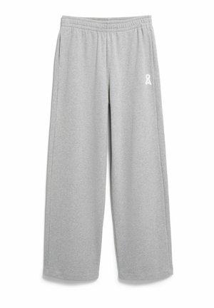 Pantaloni della tuta gamba larga grigio chiaro con cintura elasticizzata e tasche laterali, con un piccolo logo bianco sulla coscia destra.