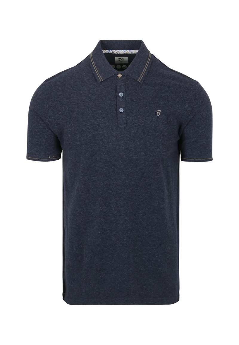 Navyblauw poloshirt van textuurstof, met een drieknopssluiting, contrasterende kraagstiksel en geborduurd logo op de borst.