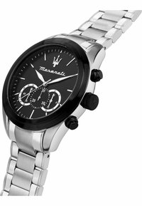 Zwart dial chronograaf horloge met zilveren roestvrijstalen armband, twee sub-dials en zwarte accenten op de kast en drukknoppen.