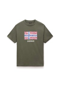 Camiseta de algodón verde oliva con un gráfico estilizado de la bandera noruega en rojo, blanco y azul, con el logo de la marca debajo.