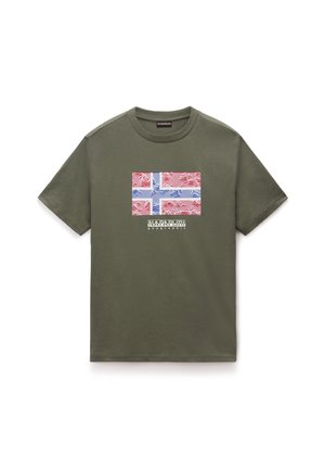 Olivenfarget bomull T-skjorte med et stilisert grafisk norsk flagg i rødt, hvitt og blått med merkevarenavn under.
