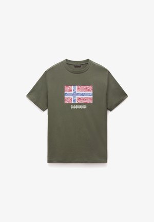 Olivenfarget bomull T-skjorte med et stilisert grafisk norsk flagg i rødt, hvitt og blått med merkevarenavn under.