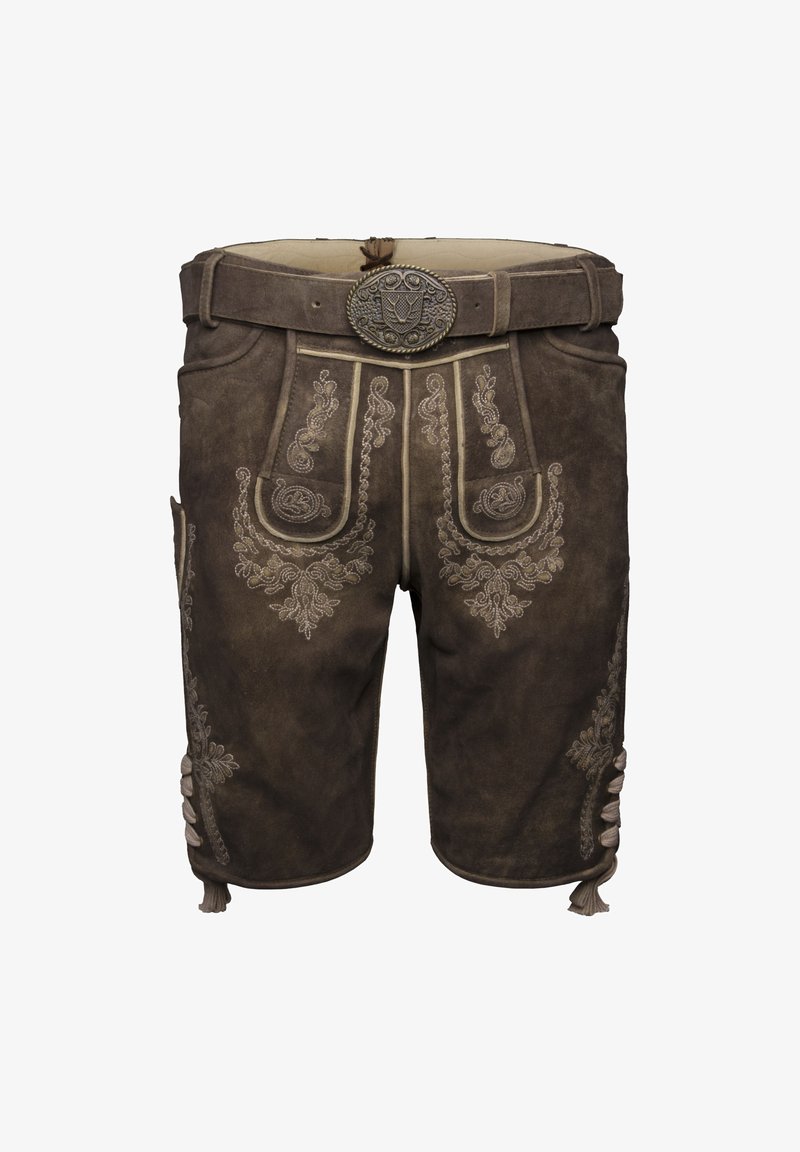 Pantaloni corti in pelle marrone con intricate ricami chiari, una cintura larga e frange decorative sui lati. Presentano due tasche frontali.