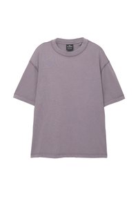 Lys lilla oversized t-shirt lavet af blødt bomuldsstof, med rund halsudskæring og korte ærmer med let rå kanter.