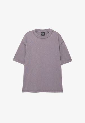 Jasnofioletowy, oversize'owy t-shirt wykonany z miękkiej bawełny, z okrągłym dekoltem i krótkimi rękawami o lekko surowych krawędziach.
