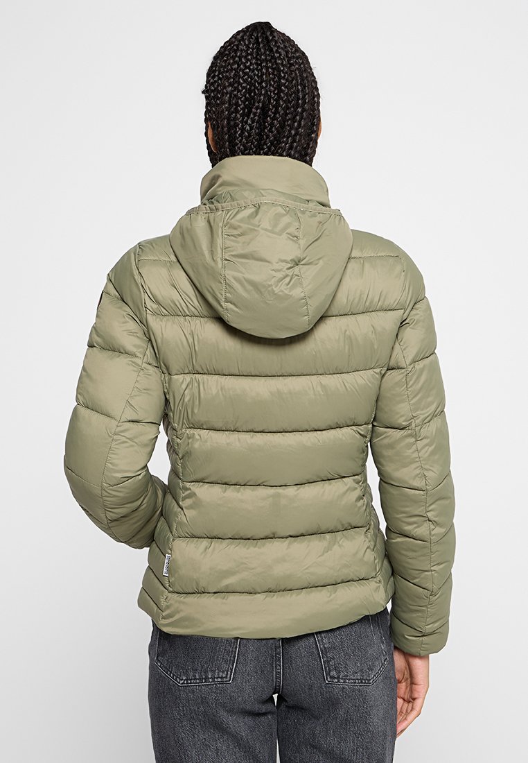 Gewatteerde khaki jas met capuchon, voorzien van gestikte secties, een gladde textuur en een klein logo op de zijkant. Achteraanzicht.