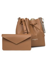Sac seau en cuir marron avec une fermeture à cordon, doté d'une bandoulière en chaîne et d'une pochette assortie de style enveloppe. Branding minimal visible.