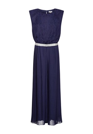 Robe bleu marine sans manches avec corsage en dentelle, ceinture argentée et jupe longue plissée.