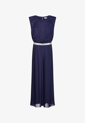 Robe bleu marine sans manches avec corsage en dentelle, ceinture argentée et jupe longue plissée.