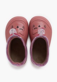 Scarpe in gomma rosa con un design a faccia di gattino, punta rotonda, tomaia texturizzata, cinturino decorativo intrecciato e dettaglio a bottone trasparente.