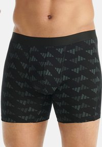 Černé boxerky s geometrickým vzorem ve tmavě šedé, s hladkým pasem a přiléhavým střihem, vyrobené z elastické látky.