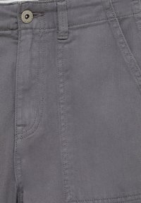 Grå bomuldsblandingsbukser med diagonalt vævemønster, der har en knaplukning, indlagte lommer og forstærket syning ved sømmene.