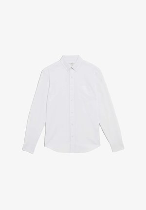 Biała koszula z długim rękawem wykonana z bawełny. Ma kołnierzyk z guzikami, zapięcie na guziki z przodu oraz jedną kieszonkę na piersi. Gładka faktura.
