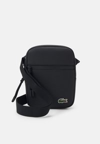 Borsa a tracolla nera con texture, realizzata in materiale sintetico, con una cerniera liscia e un piccolo logo ricamato nell'angolo in basso a destra.