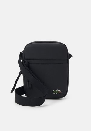 Borsa a tracolla nera con texture, realizzata in materiale sintetico, con una cerniera liscia e un piccolo logo ricamato nell'angolo in basso a destra.