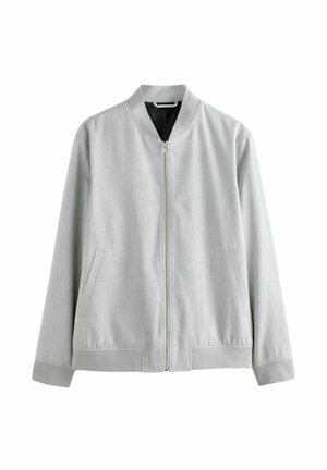 Veste bomber gris clair avec une texture lisse, fermeture à glissière sur le devant, deux poches latérales et un col et des poignets côtelés.
