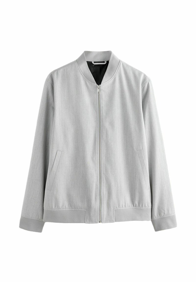 Veste bomber gris clair avec une texture lisse, fermeture à glissière sur le devant, deux poches latérales et un col et des poignets côtelés.