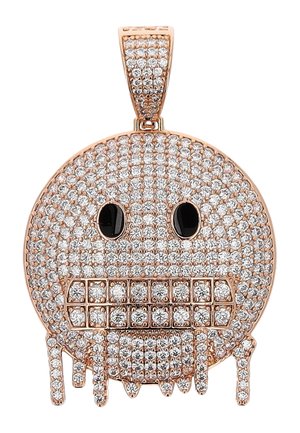 Kerek rózsaarany medál tiszta kristályokkal kirakva, amelyek egy arcot formálnak fekete ovális szemekkel és rácsmintás szájjal, kristálycseppekkel.