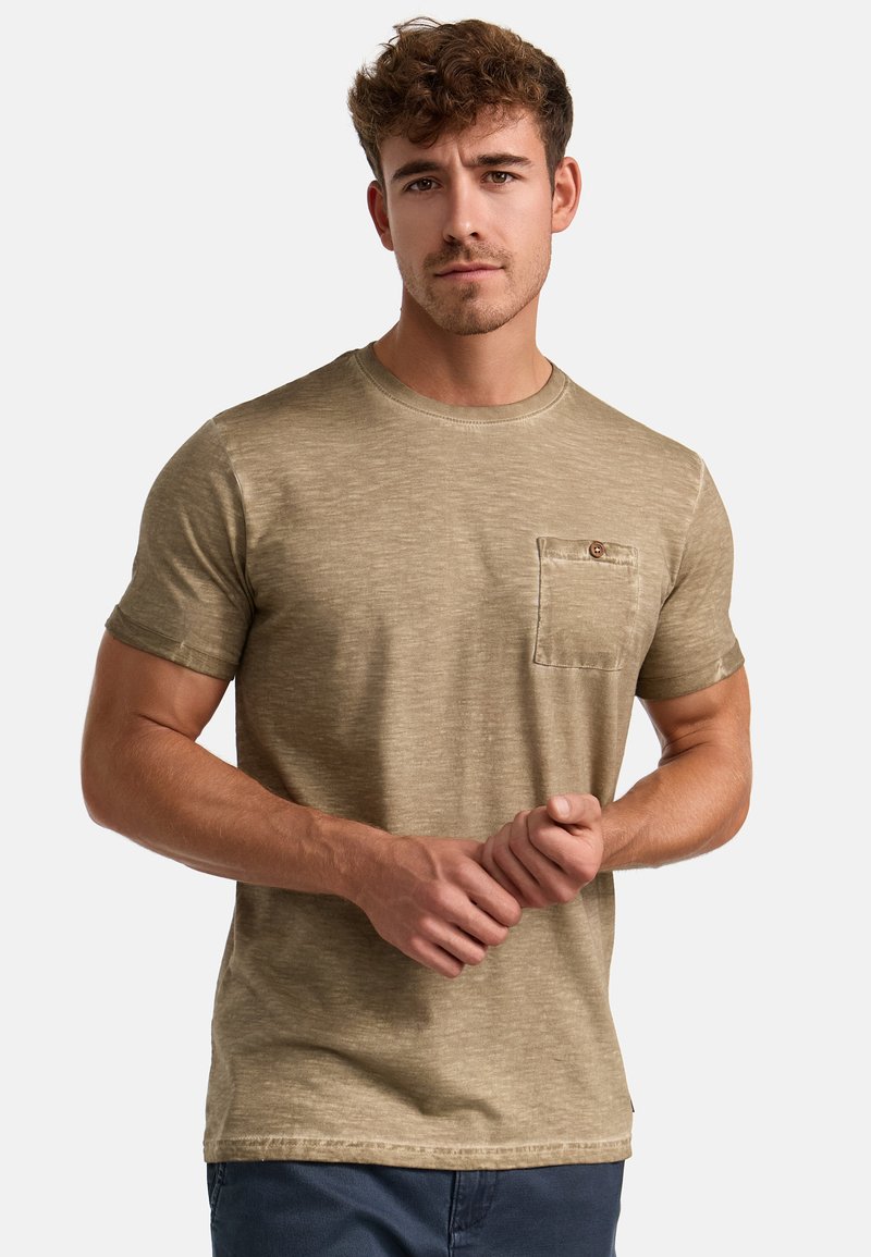 Khaki kortærmet T-shirt lavet af tekstureret stof, med en brystlomme med knapdetalje. Rund halsudskæring og afslappet pasform.