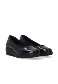 Schwarze Ballerinas mit einem strukturierten, glänzenden Obermaterial aus Leder, das Schlangenleder ähnelt, ausgestattet mit einer niedrigen Keilsohle und einem runden Zehenbereich.